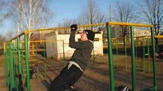 Настоящий мастер турника - смотреть видео (1:18)