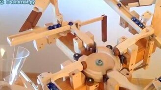 Занятный деревянный механизм - смотреть видео (1:17)