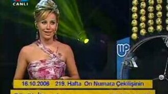 Упал со стула в прямом эфире - смотреть видео (0:37)