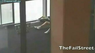 Люди врезаются в стекло - смотреть видео (3:00)