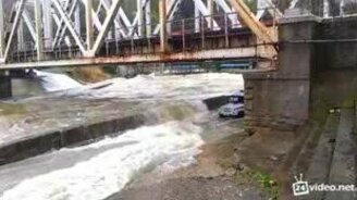 Волной смыло полицейский УАЗик - смотреть видео (0:28)