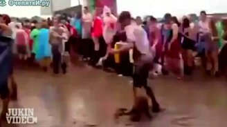 Танец червяка в грязи - смотреть видео (0:41)