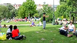 Уличный номер со стеклянным шаром - смотреть видео (2:33)