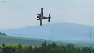 Эффектно посадил самолёт - смотреть видео (0:58)