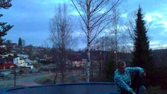 Горе-трюкач на батуте - смотреть видео (0:57)