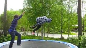 Эффектный улёт с батута - смотреть видео (0:31)