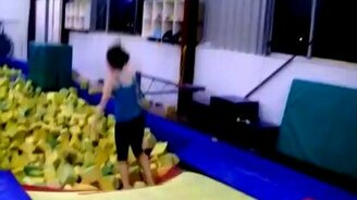 Девушка на батуте - смотреть видео (0:24)