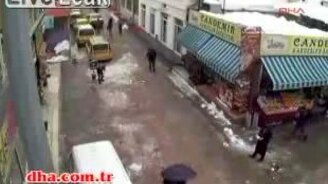 Мощный сход лавины с крыши - смотреть видео (2:27)