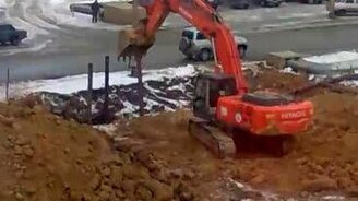 Экскаватор вбивает сваи - смотреть видео (0:48)