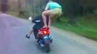 Трюкачи на мотоцикле на дороге - смотреть видео (0:18)