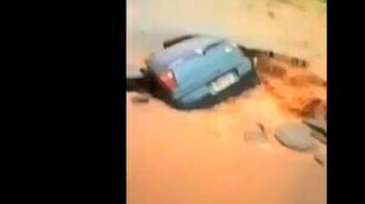 Машина ушла под землю - смотреть видео (1:41)