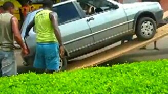 Экстремальная выгрузка машины - смотреть видео (0:57)