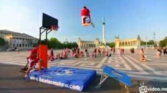 Экстремальные броски мяча - смотреть видео (2:34)