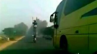 Верхом на мопеде на лестнице - смотреть видео (1:15)