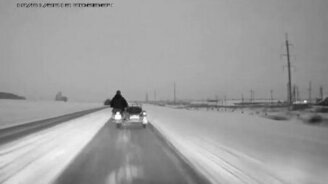 Мотоциклист с люлькой зимой - смотреть видео (2:01)