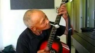 Игра на гитаре ложкой - смотреть видео (1:34)