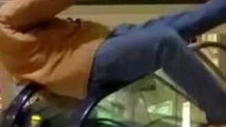 Катание на эскалаторе пошло не так - смотреть видео (0:05)