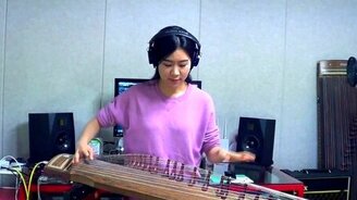 Девушка играет на национальном азиатском инструменте - смотреть видео (3:51)