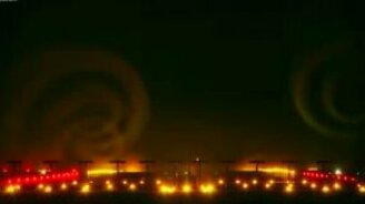 Посадка самолёта туманной ночью - смотреть видео (0:39)