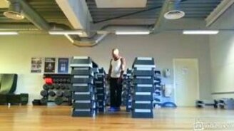 Крутой трюк сильного спортсмена - смотреть видео (0:28)