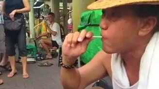 Уличный художник и леденец - смотреть видео (1:00)