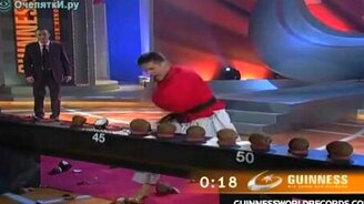 Разбивающий кокосы - смотреть видео (1:59)