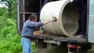 Бесцеремонно выгрузили - смотреть видео (0:33)