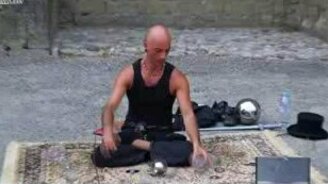 Представление йога со стеклянными шарами - смотреть видео (5:27)