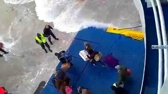 Экстрим на пароме во время шторма - смотреть видео (1:52)