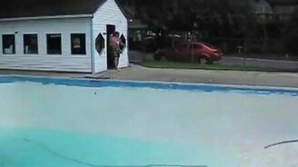 Чего упал-то в бассейн? - смотреть видео (0:31)