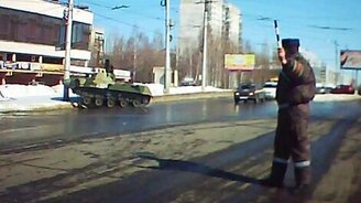Осторожно, танки на дороге - смотреть видео (0:55)
