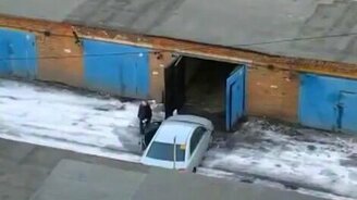 Девушка заезжает в гараж - смотреть видео (2:16)