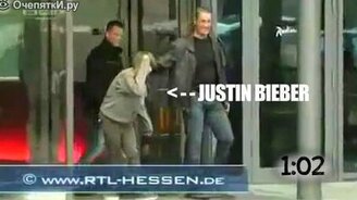 Как незаметны стеклянные двери - смотреть видео (1:11)