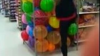 Маленькая дурочка и шары - смотреть видео (0:15)