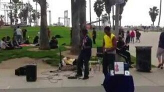 Приятная уличная скрипка - смотреть видео (1:35)