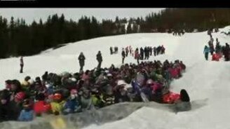 Массовый сумасшедший съезд с горы - смотреть видео (2:52)
