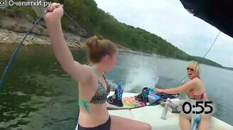 Люди выпадают из лодок - смотреть видео (1:04)