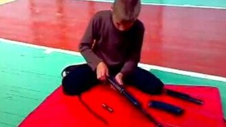 Мальчик разбирает автомат Калашникова - смотреть видео (1:30)