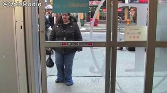 Женщина против дверей - смотреть видео (1:59)