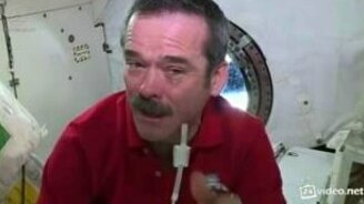 Каково плакать в космосе - смотреть видео (1:10)