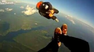 Парашютисты чуть не столкнулись - смотреть видео (0:30)