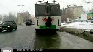 Езда на троллейбусе по-русски - смотреть видео (0:30)