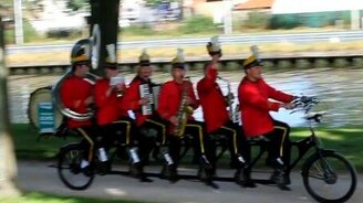 Забавный оркестр на колёсах - смотреть видео (0:18)