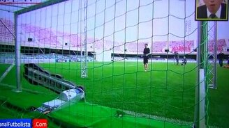 Футболист против вратаря-робота - смотреть видео (5:36)