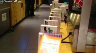 Чем заняться скучающему работнику кафе - смотреть видео (0:33)