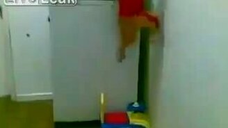 Ловко залез на холодильник - смотреть видео (1:17)