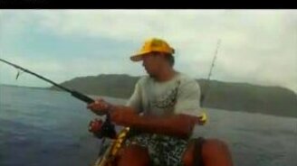 Акула против рыбака - смотреть видео (1:03)