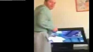 Отличная реакция у мужика - смотреть видео (0:11)