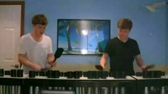 Парни играют на водосточных трубах - смотреть видео (1:37)