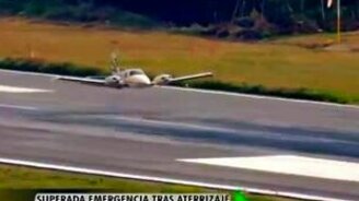 Удачная посадка без шасси - смотреть видео (1:05)